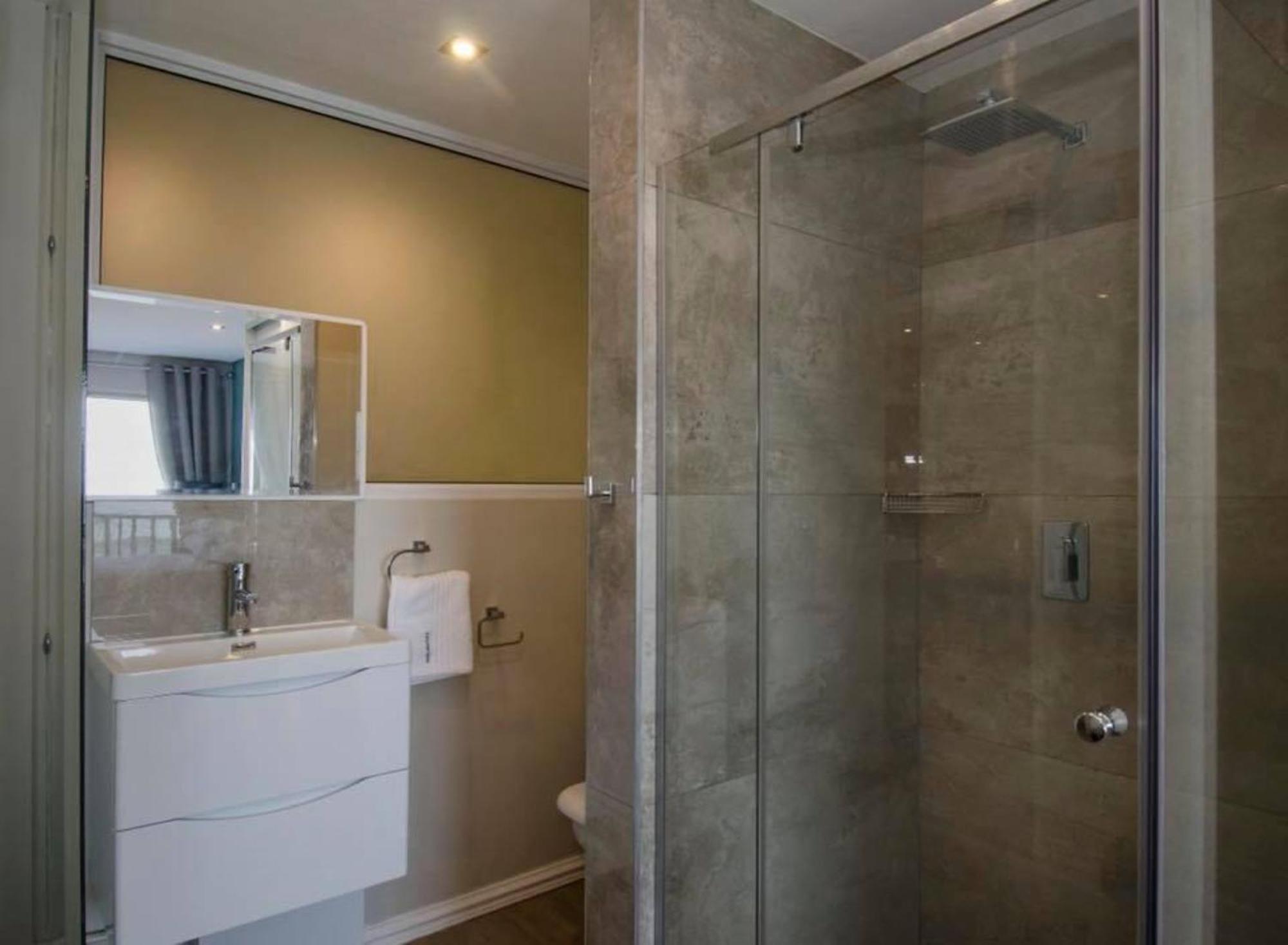 6 Dolphin Views La Mercy Beachfront Appartement Buitenkant foto